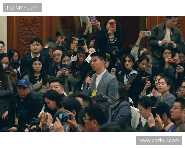 赛后新闻发布会聚焦球队表现与教练战术解析