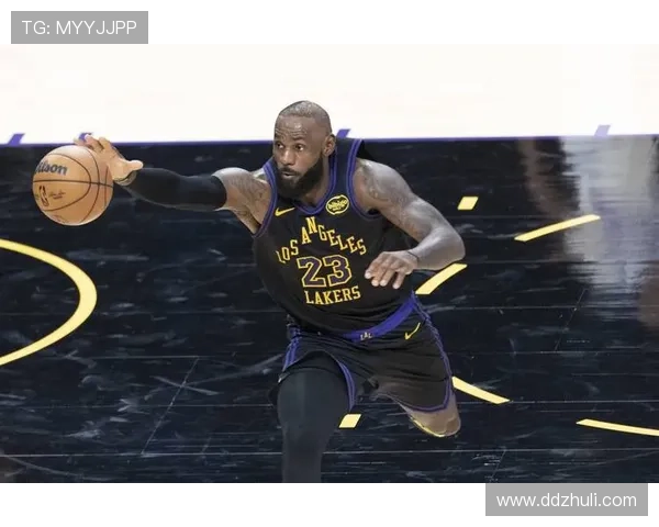 NBA激烈对决：湖人逆转战胜勇士，詹姆斯带队迎来四连胜